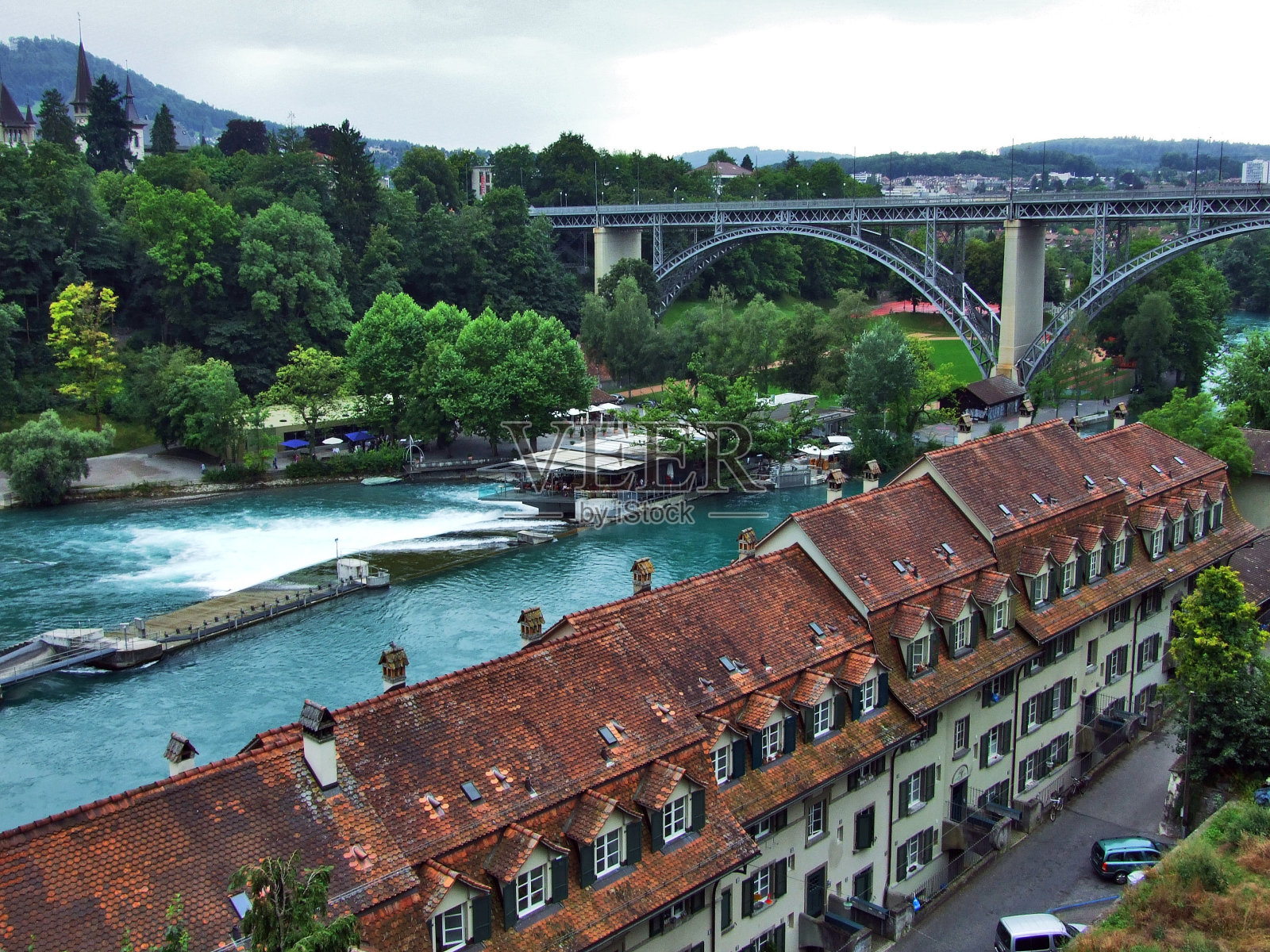 瑞士联邦首都伯尔尼市中心沿河房屋屋顶的全景照片摄影图片