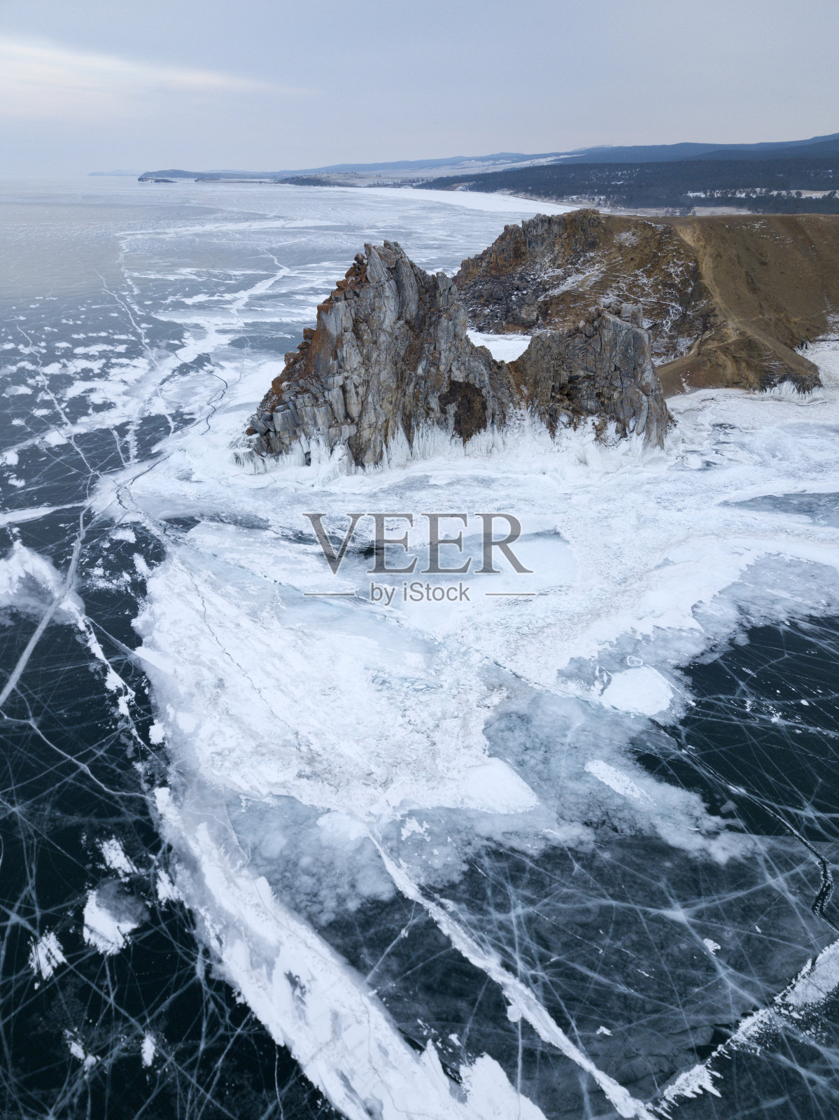 俄罗斯奥尔洪岛冬季萨满岩的航拍图像。天气多云。照片摄影图片