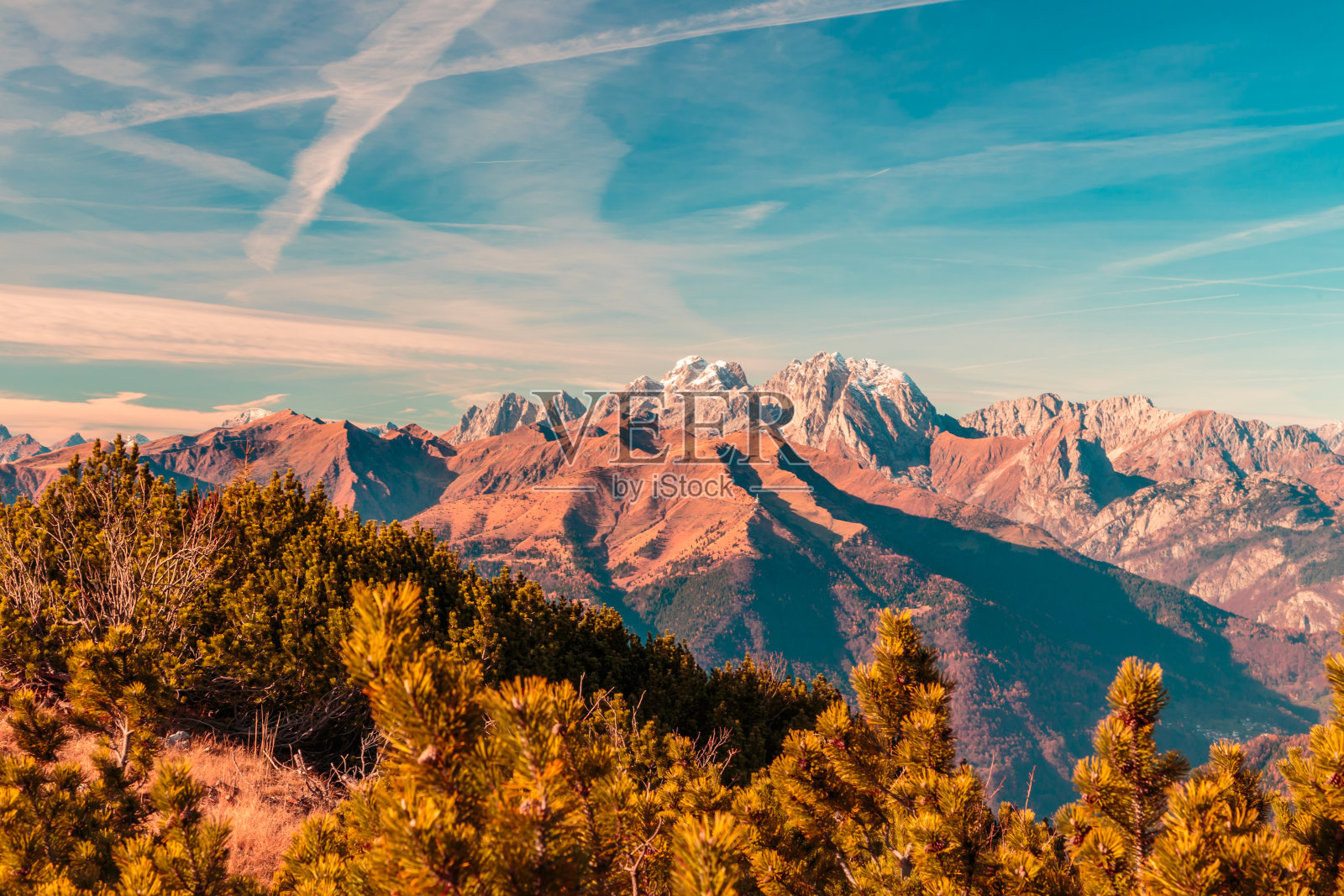 晴朗的秋日,在意大利阿尔卑斯山的特萨迪亚山照片摄影图片