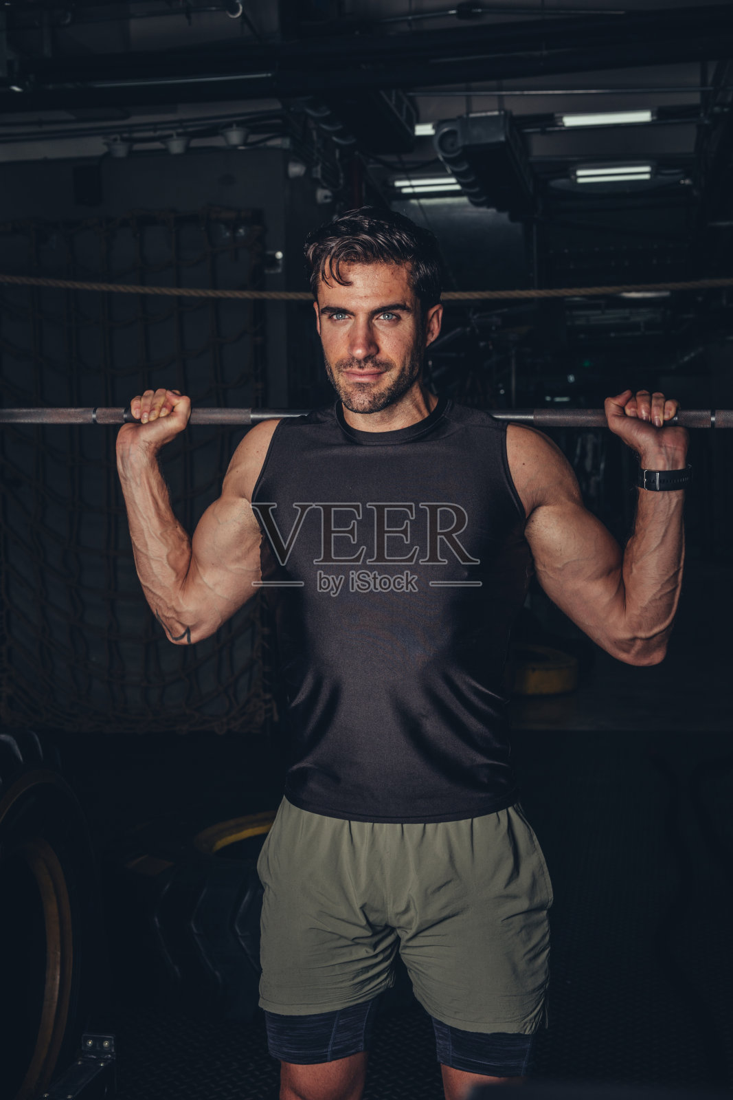 英俊运动员的肖像照片摄影图片