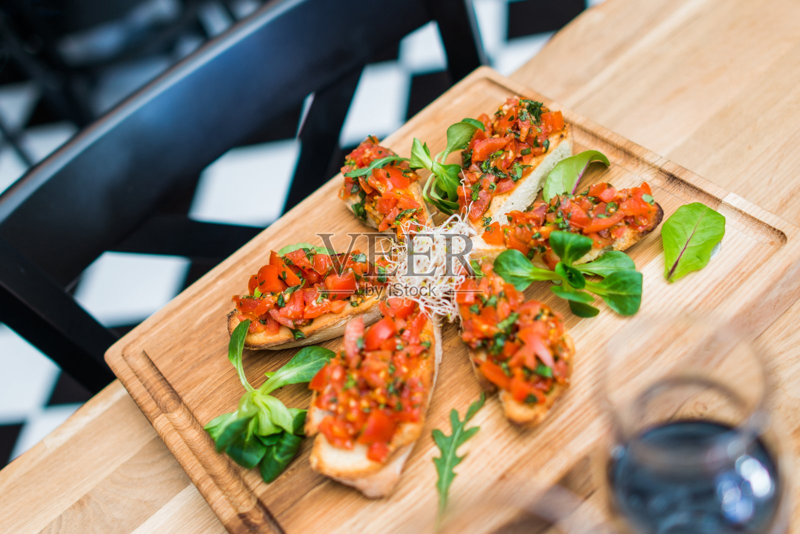 美味的蒜末烤面包午餐照片摄影图片