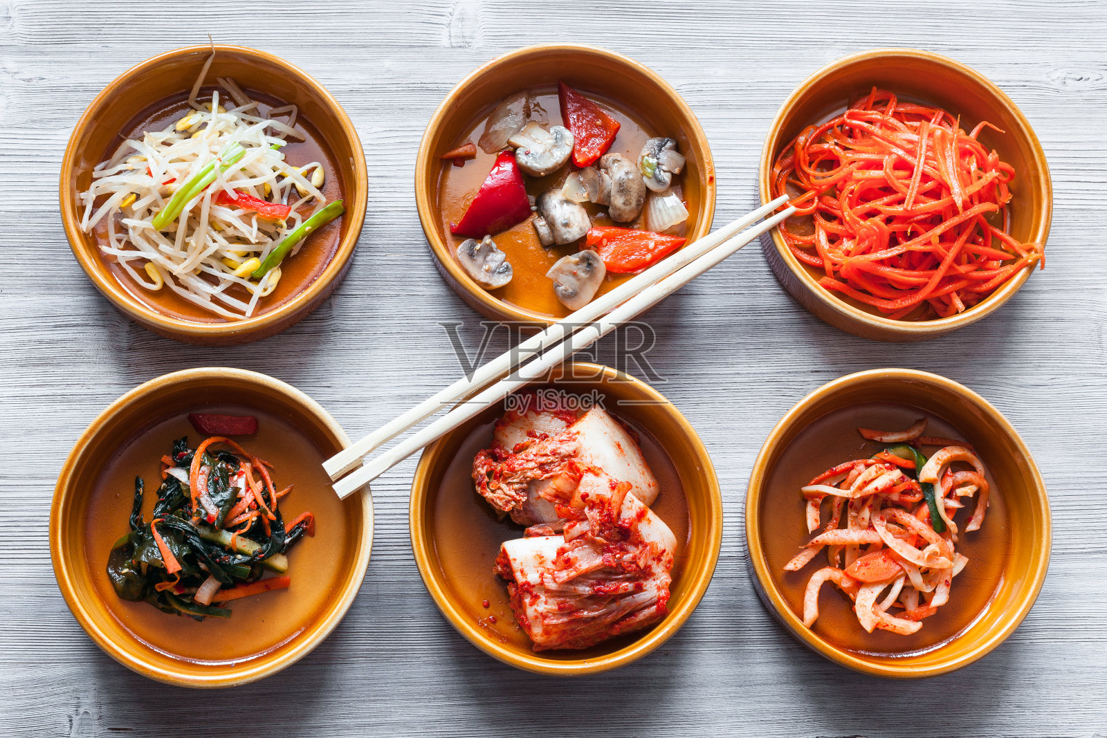 筷子放在碗和各种配菜照片摄影图片