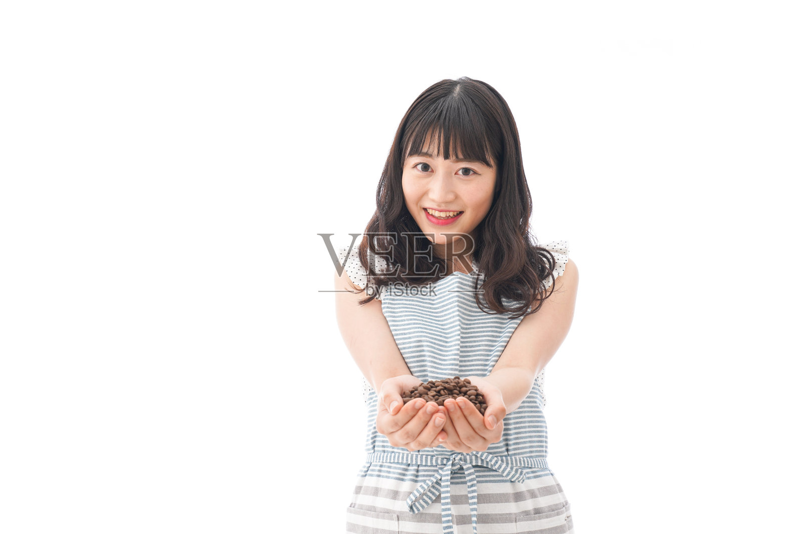 拿着咖啡豆的年轻女人照片摄影图片