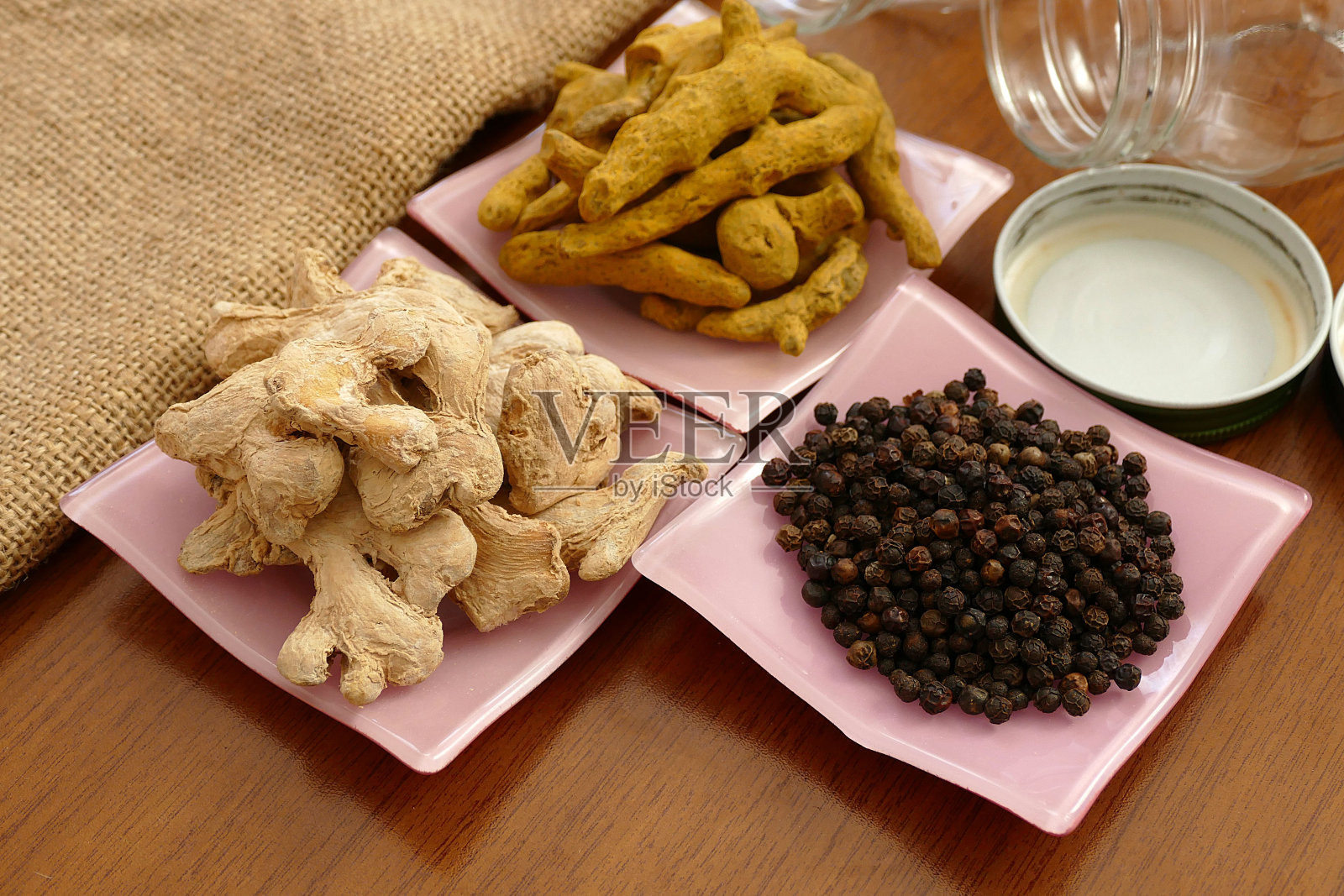 干姜黑胡椒姜黄白碟100美元,香料价格上涨,照片摄影图片