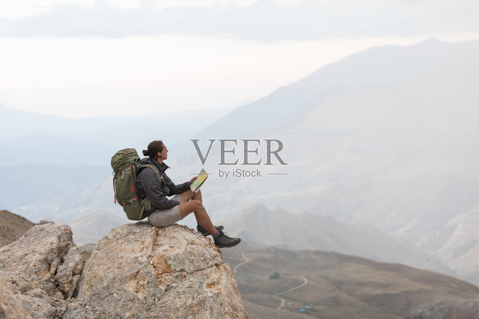 徒步旅行者和地图照片摄影图片