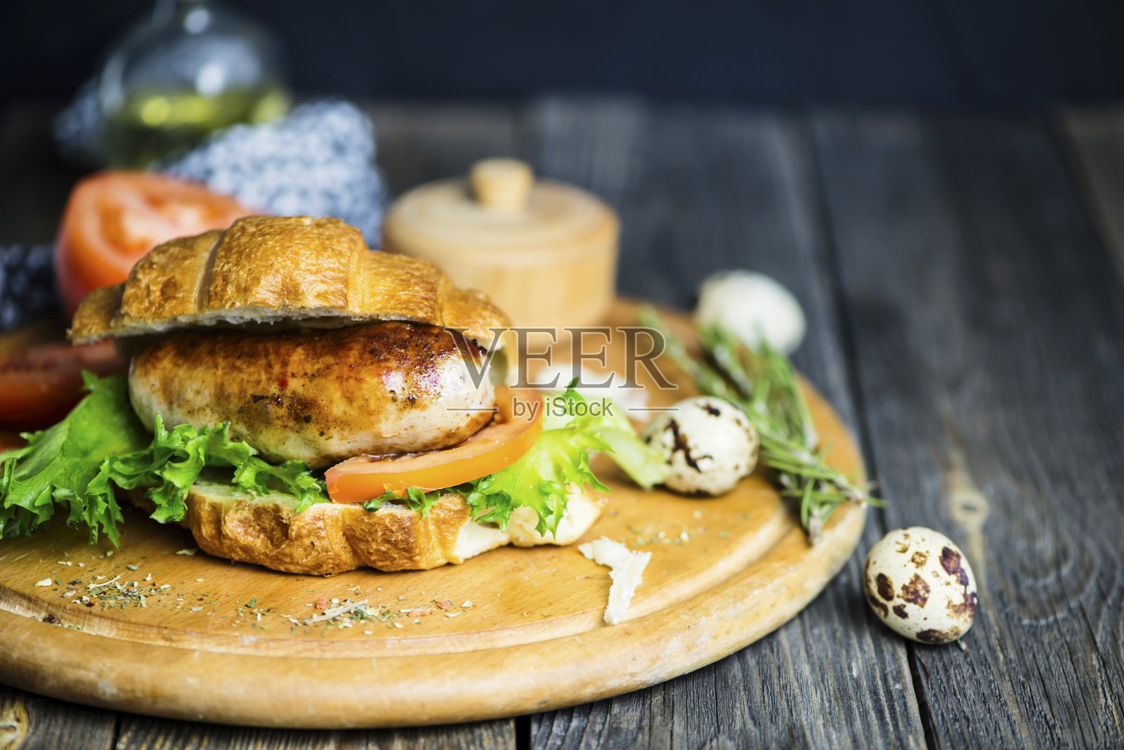 烤猪肉香肠三明治与香料照片摄影图片