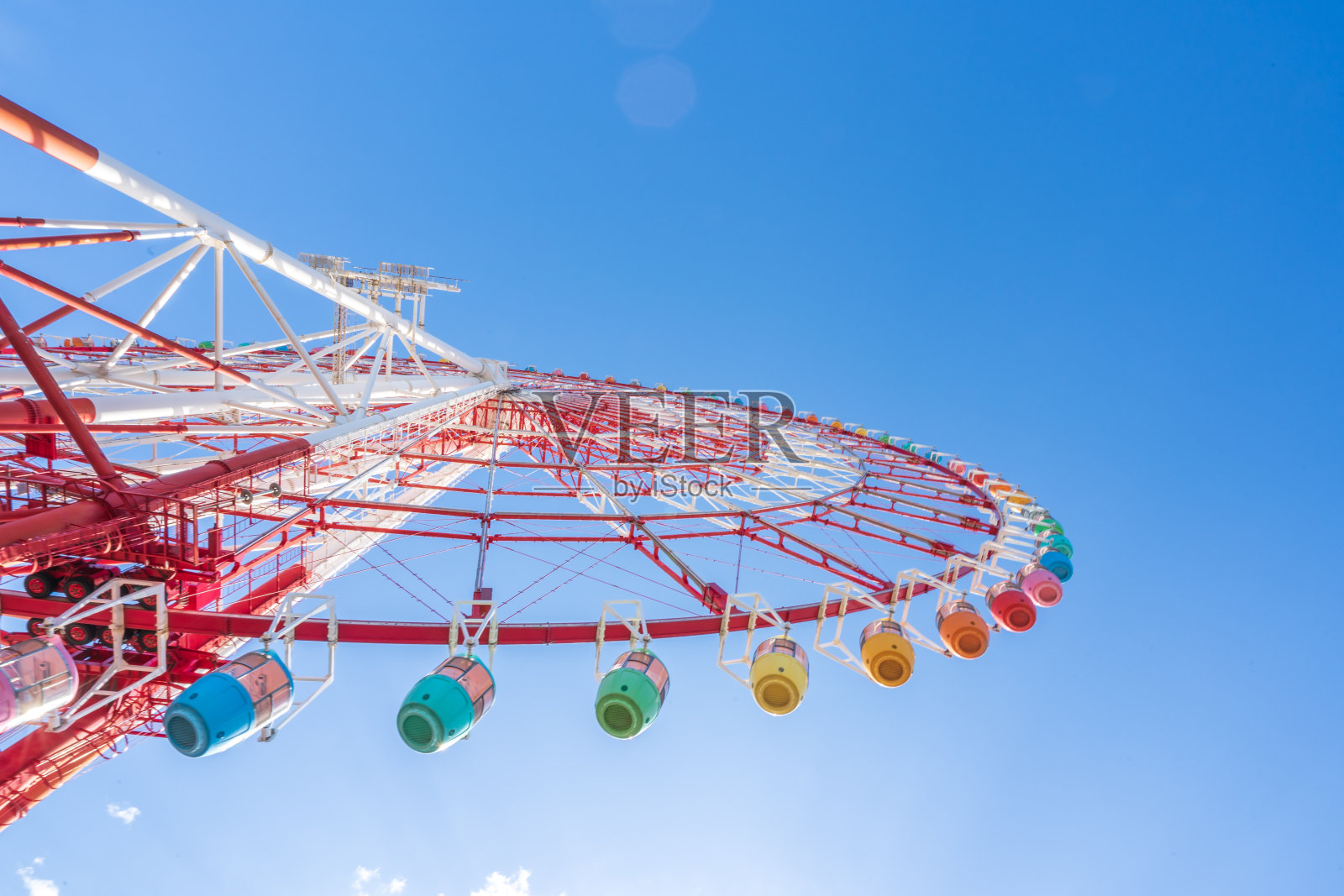 令人惊叹的色彩斑斓的摩天轮与早晨的阳光蓝天与拷贝空间,可以作为乐观或用幸福的概念开始新的一天照片摄影图片