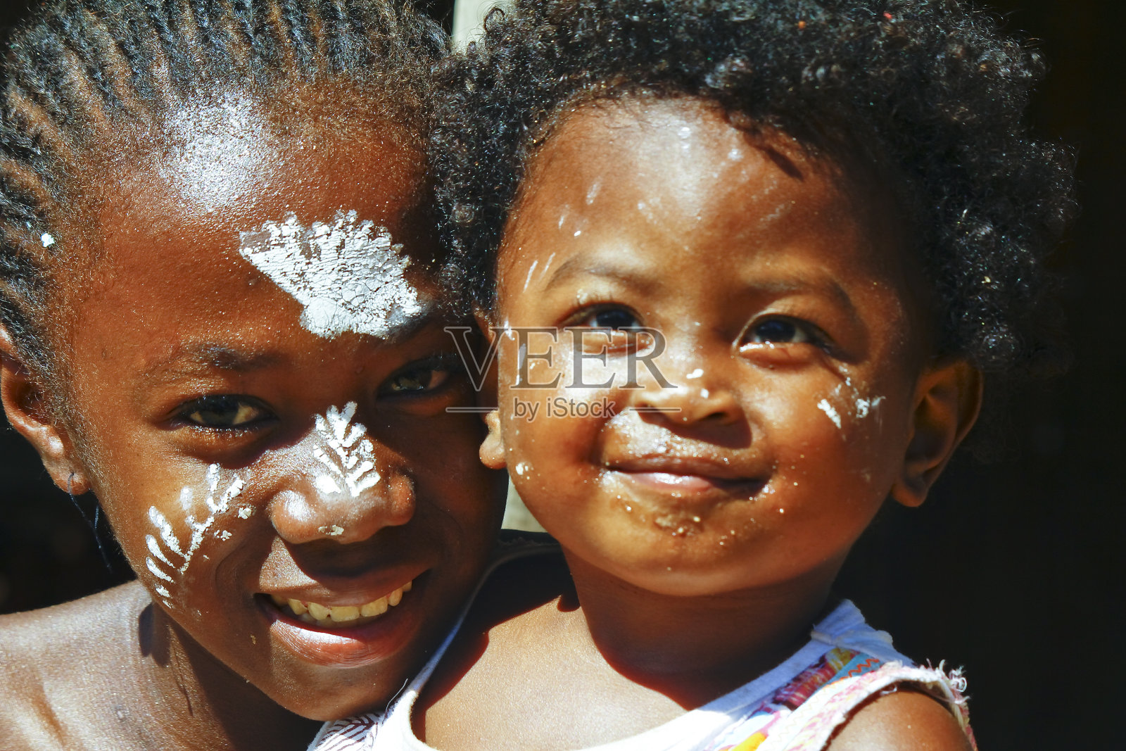 马达加斯加,传统彩绘脸的女孩照片摄影图片