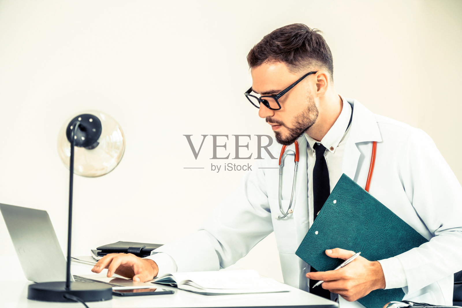 在医院工作的男医生。医疗保健的概念。照片摄影图片