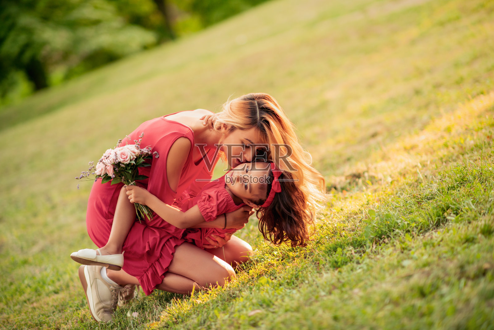 一家人在夏季公园野餐照片摄影图片
