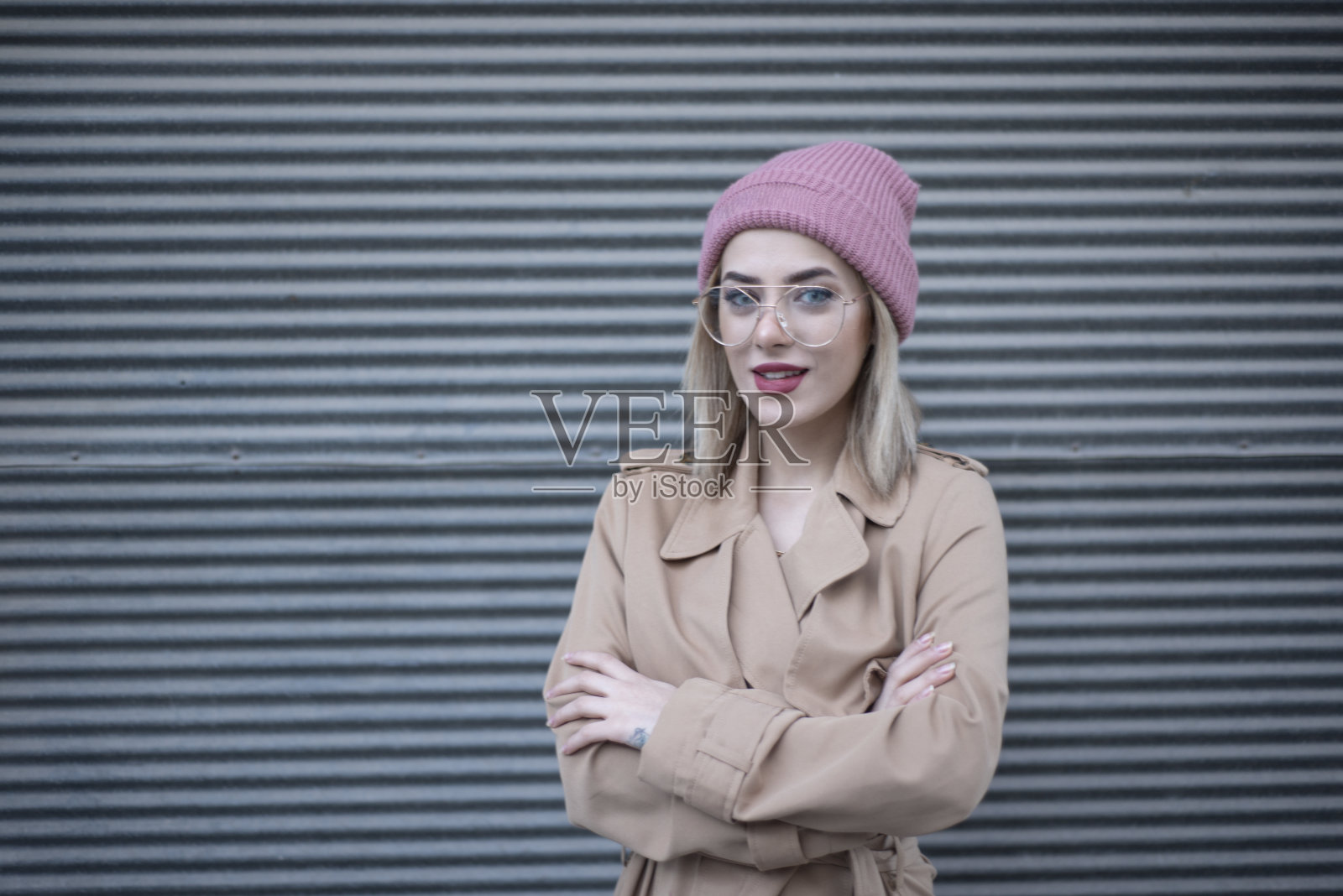 一个微笑的年轻女子的肖像照片摄影图片