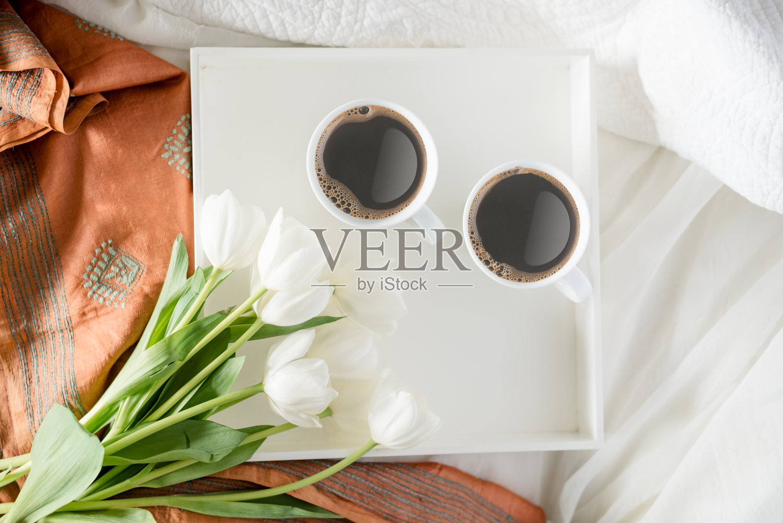 咖啡在床上照片摄影图片