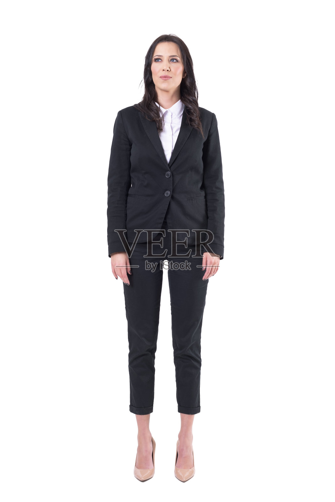自信的女商人穿着黑色的商务套装,双臂向下看照片摄影图片