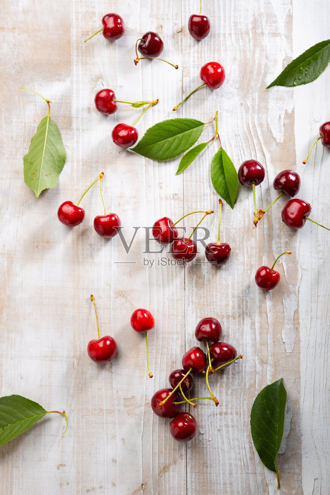 白色的乡村背景上点缀着当地的樱桃照片摄影图片