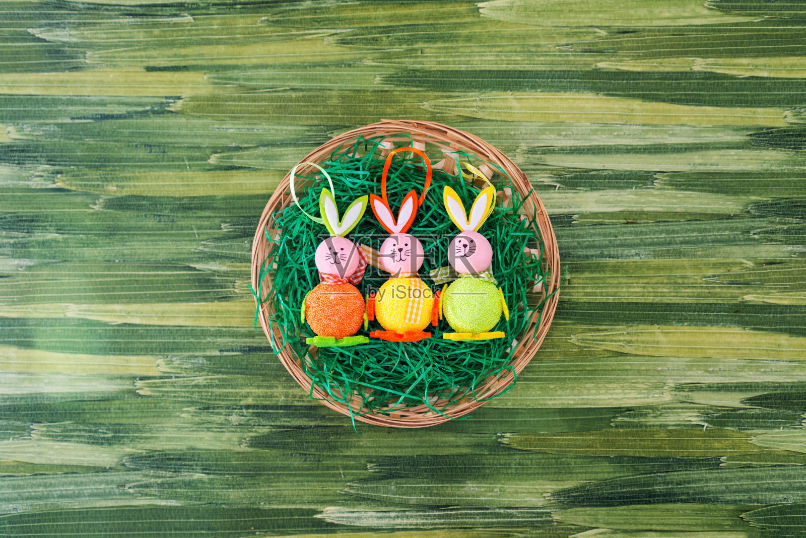 复活节概念-兔子前面的绿色背景照片摄影图片