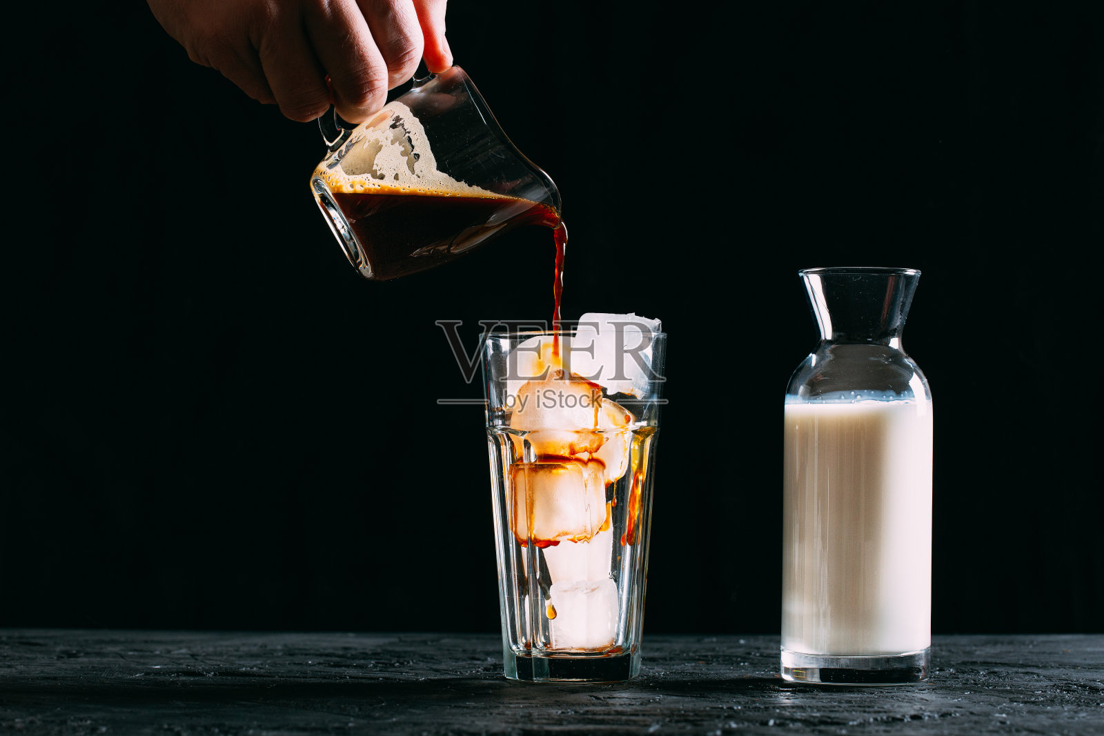 美味的冰拿铁在黑暗的背景照片摄影图片