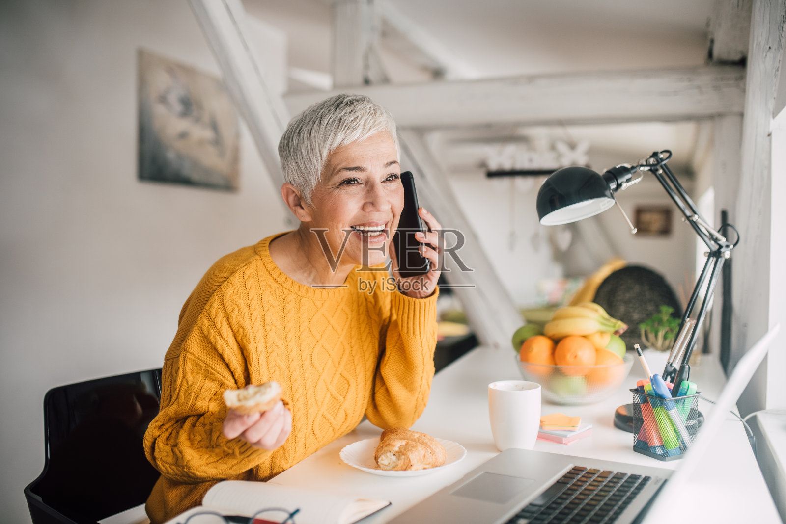 用电话和吃早餐的女人照片摄影图片