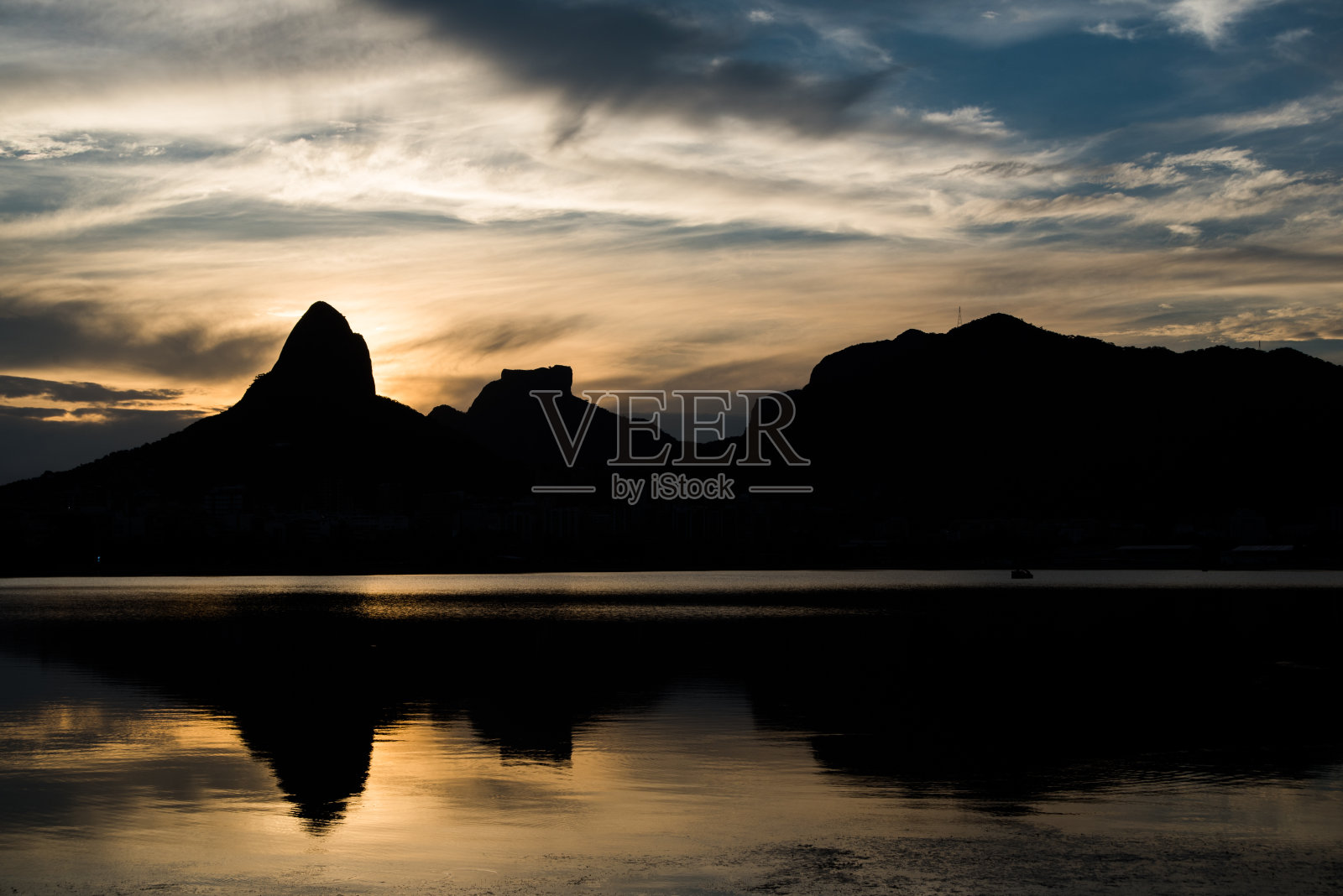 罗德里戈湖上的日落照片摄影图片