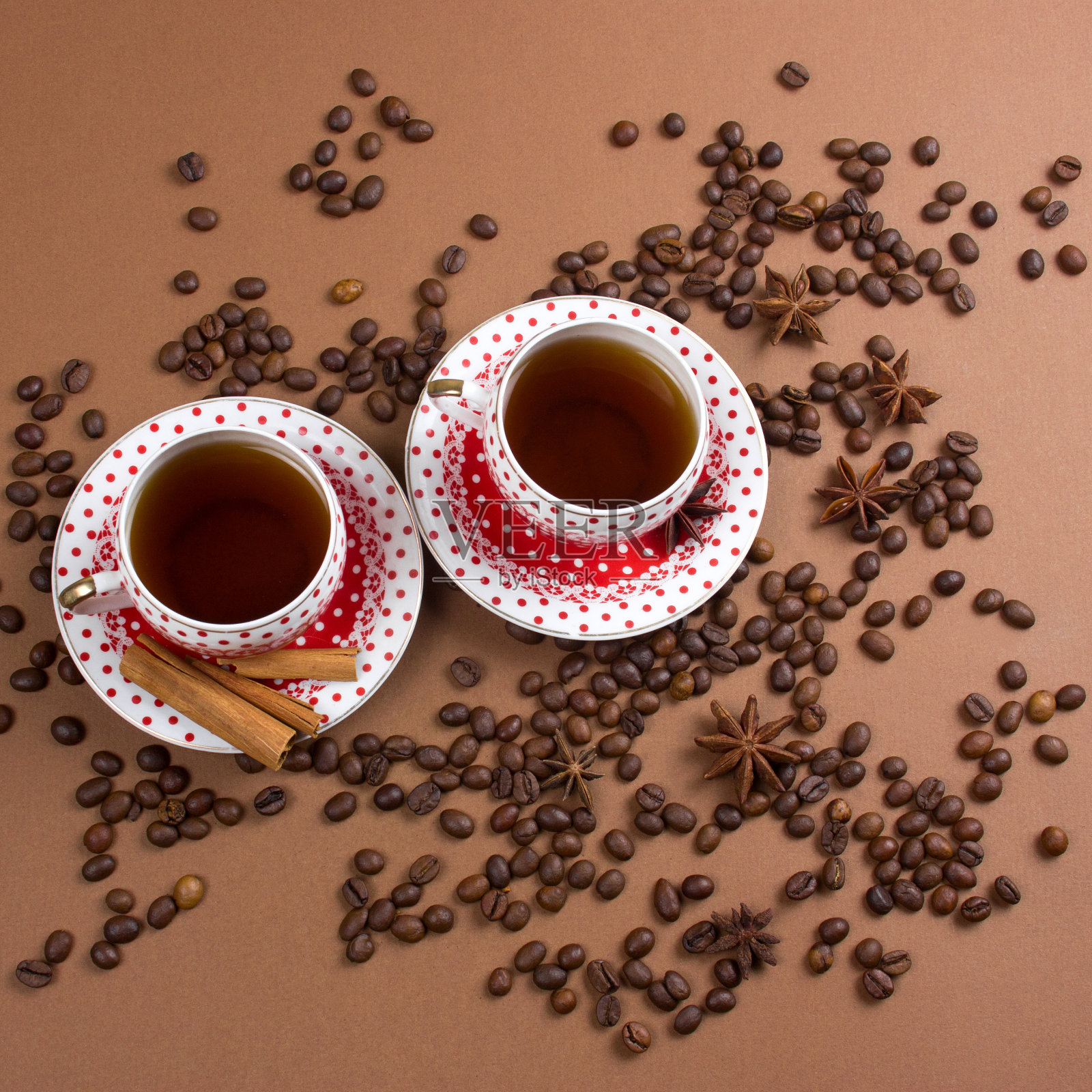 两个辣黑咖啡圆点杯和咖啡豆照片摄影图片