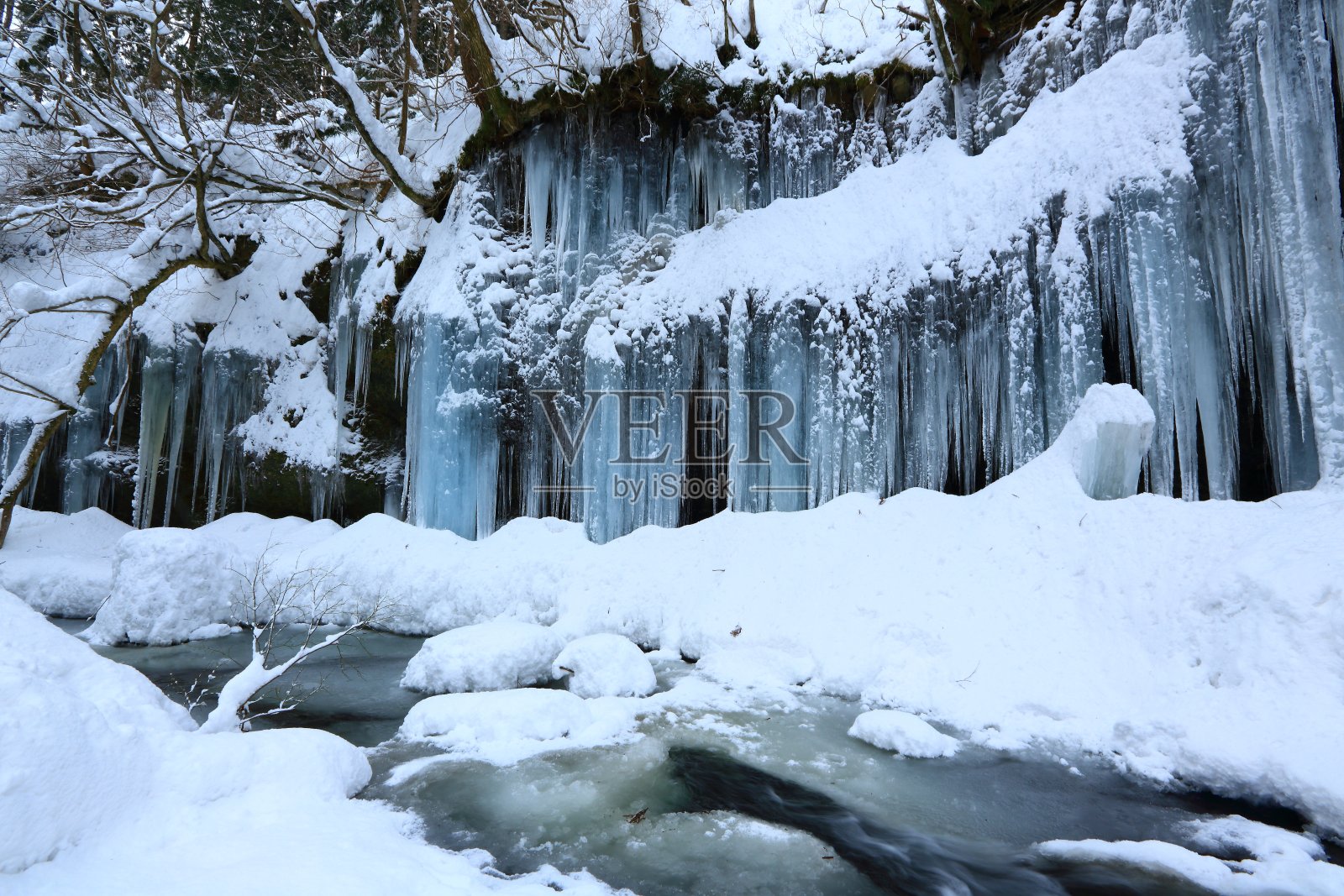 冬天的山涧和冰柱照片摄影图片