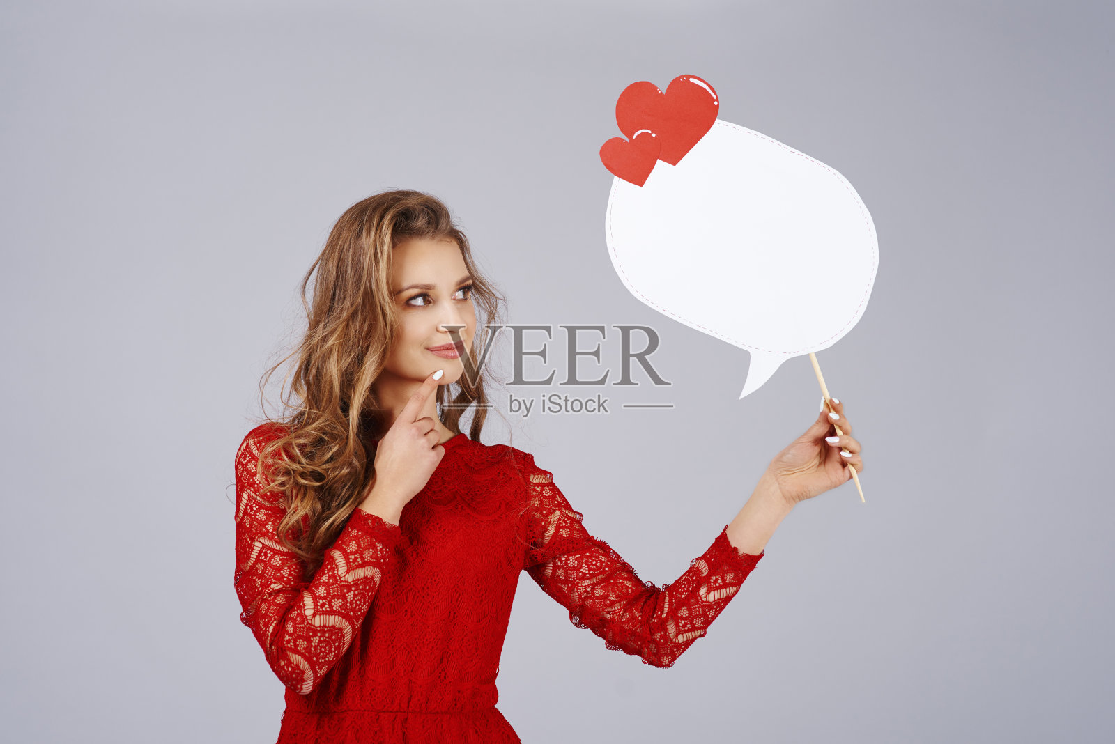 美丽的女人拿着演讲泡泡与复制空间照片摄影图片