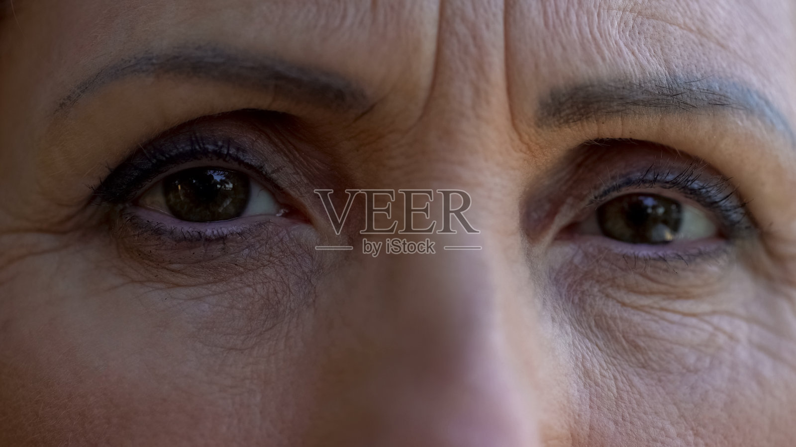 中年妇女的眼睛特写,悲伤的退休女士看着镜头照片摄影图片