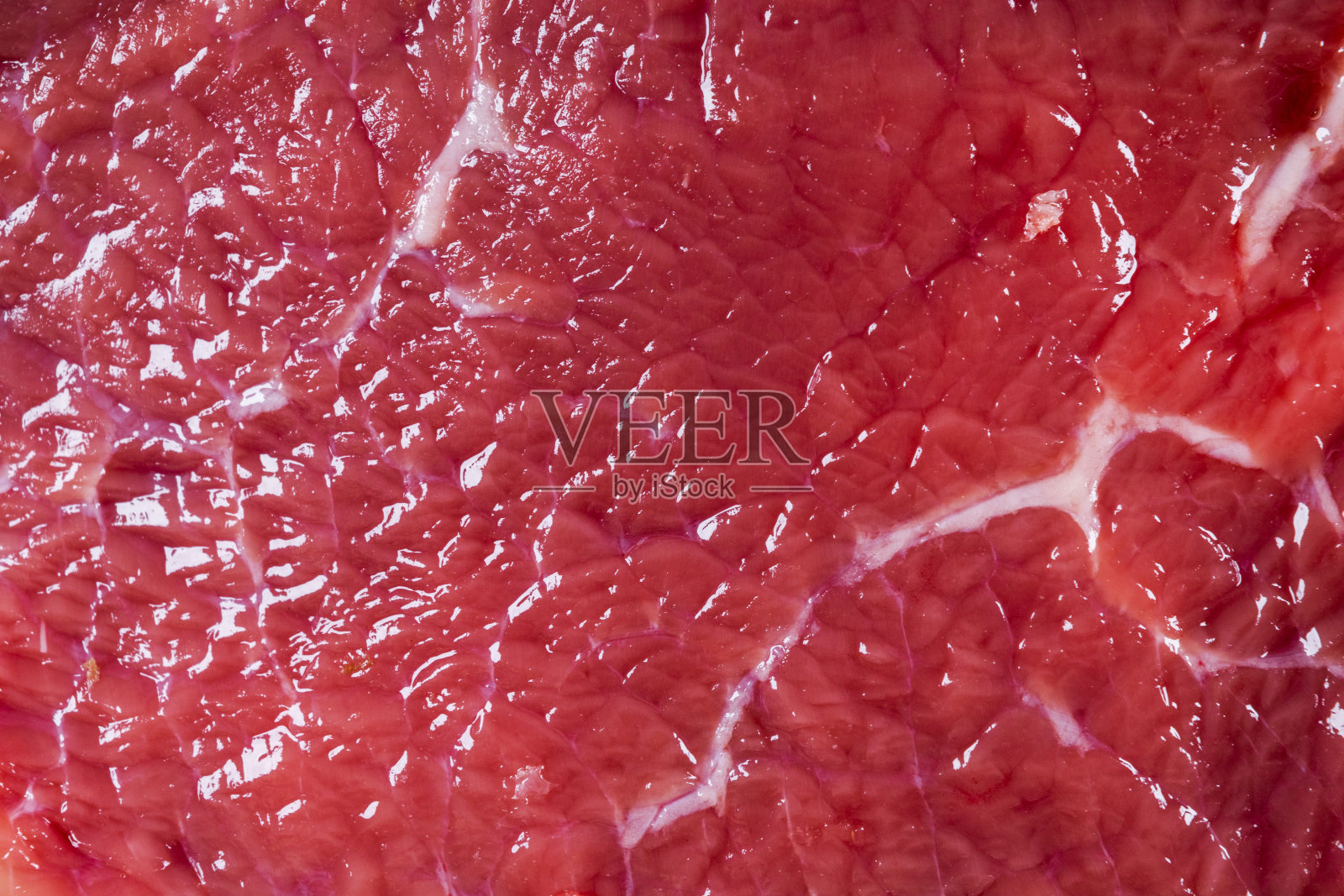 牛肉生红肉特写纹理背景。新鲜牛肉片的特写。大理石的肉的纹理。生牛肉片。照片摄影图片