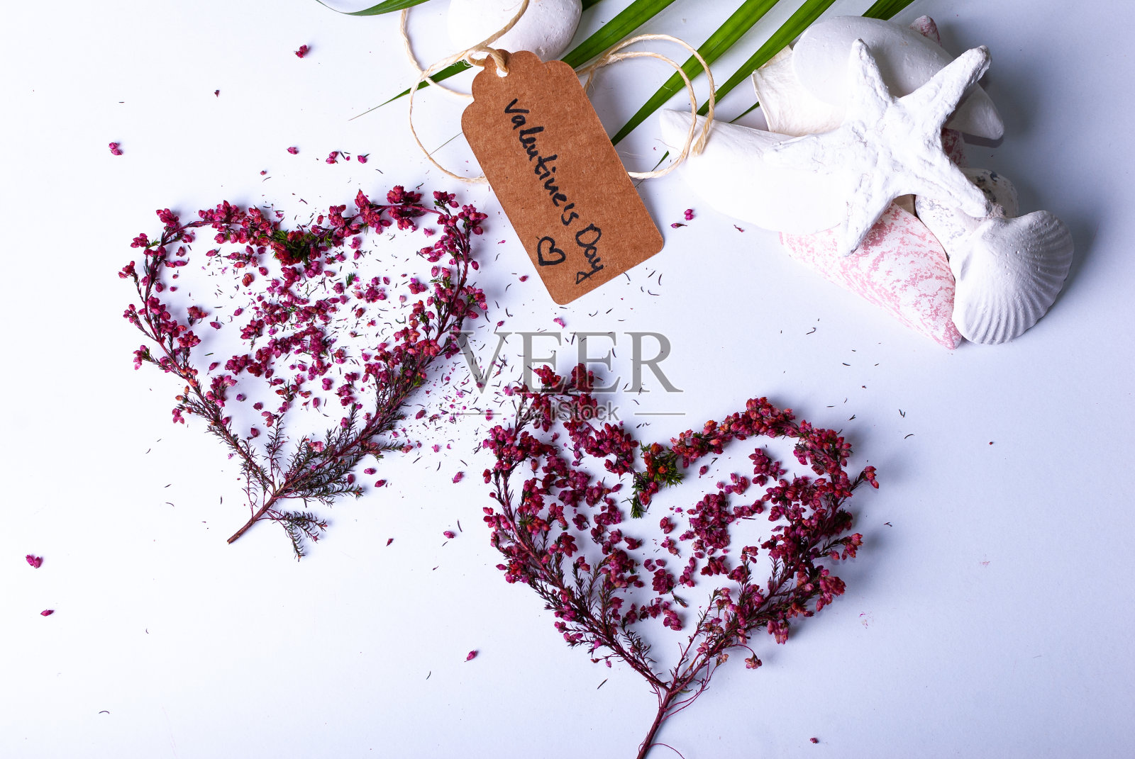 奢华的健康礼物安排,卡片上写着“情人节”照片摄影图片