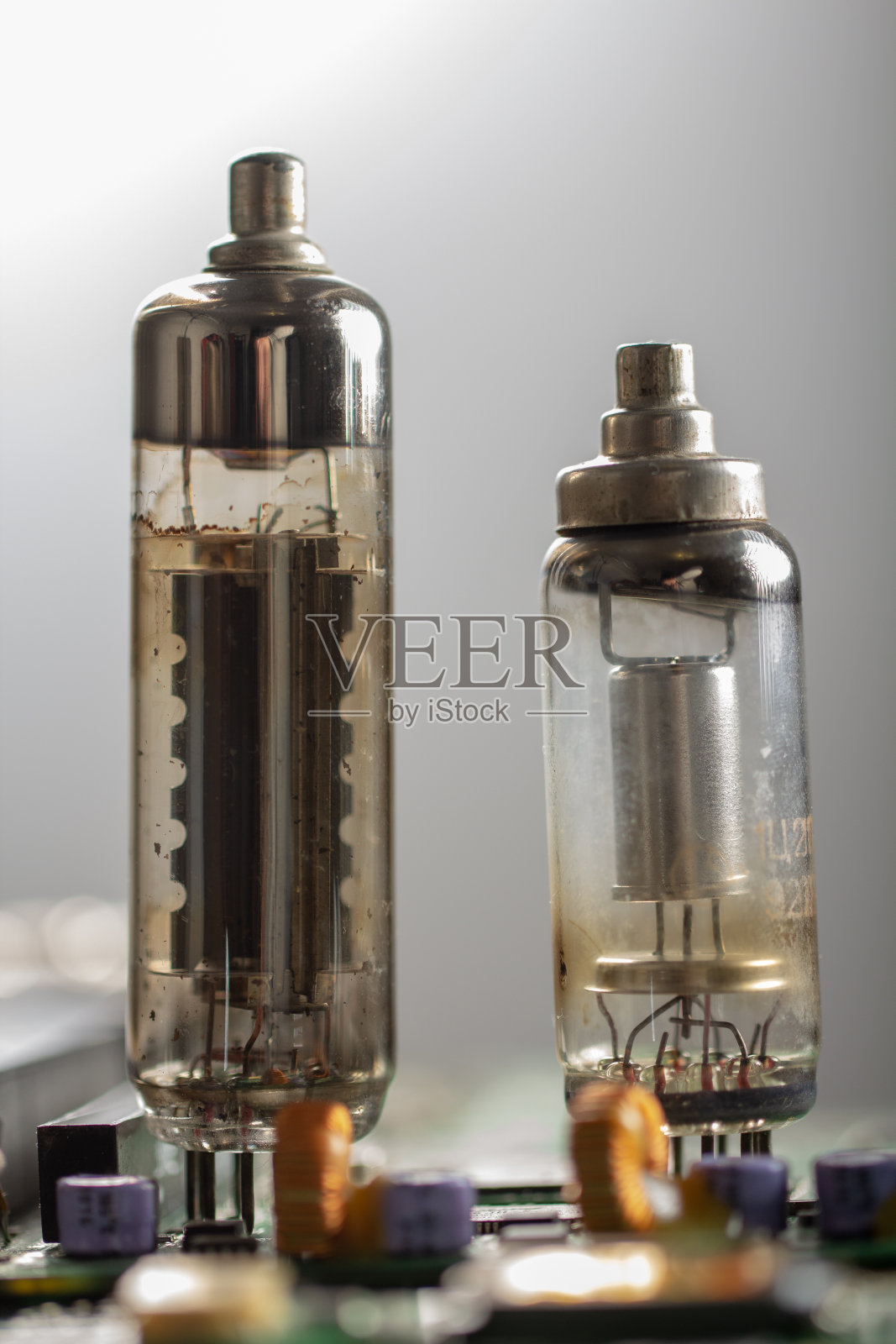 白色背景上的旧式真空电子管照片摄影图片