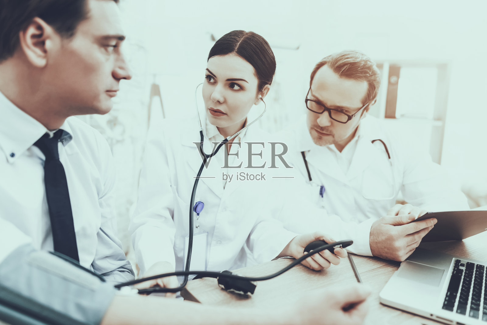 商人与医生在诊所照片摄影图片