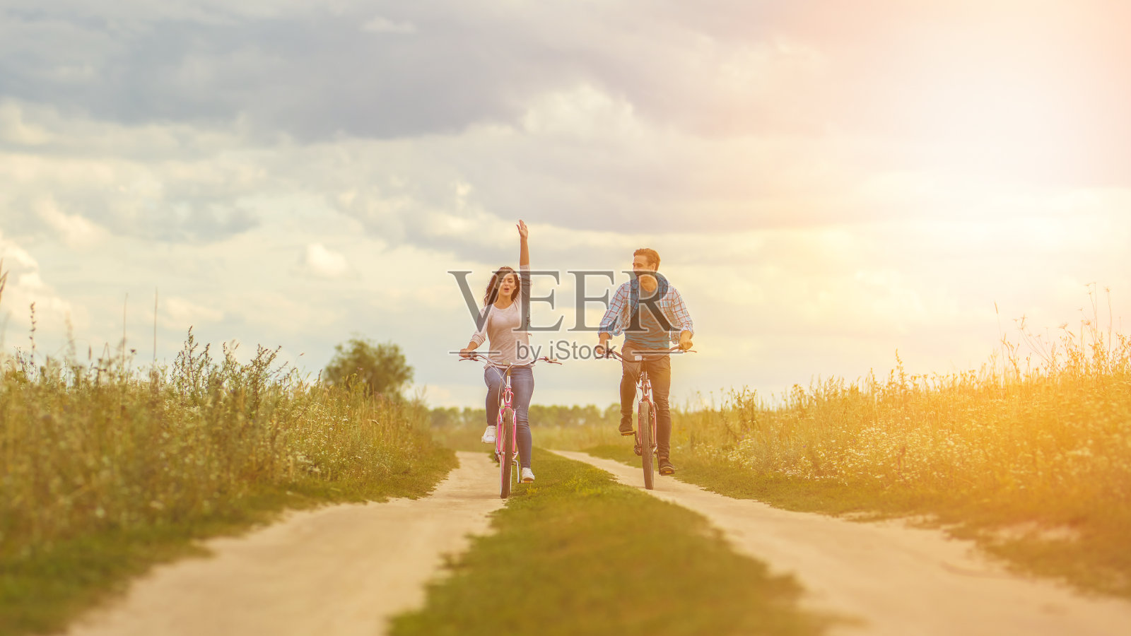 在户外骑自行车的快乐男女照片摄影图片