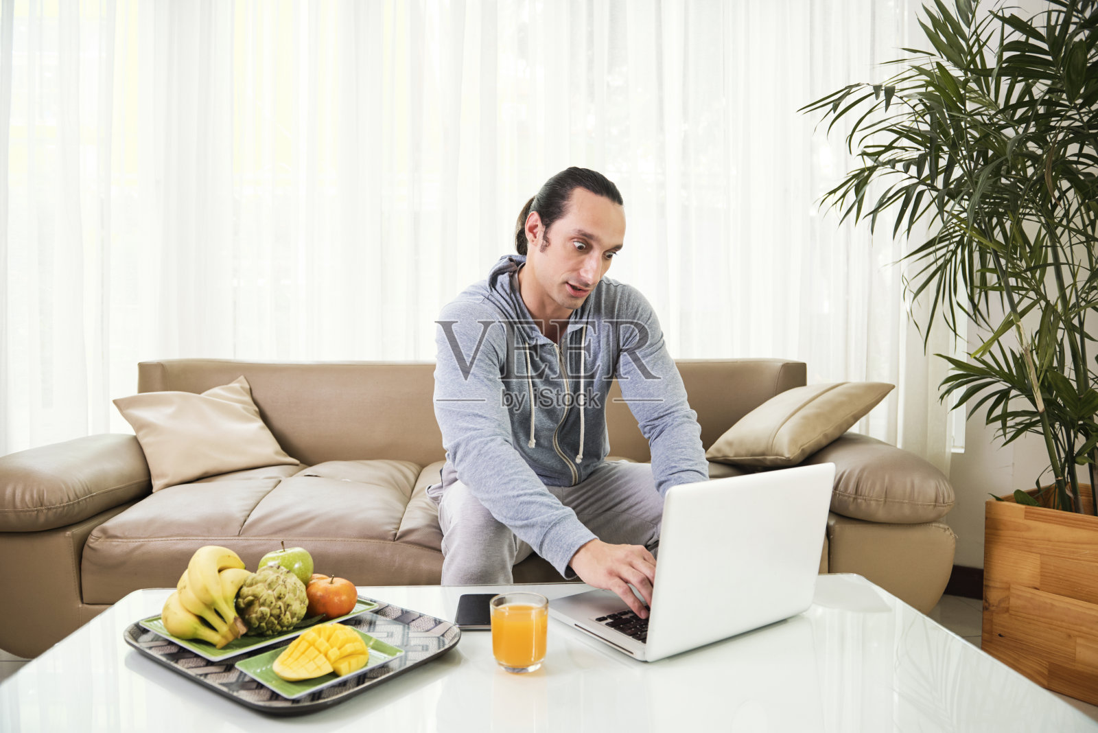 用笔记本电脑工作的人照片摄影图片
