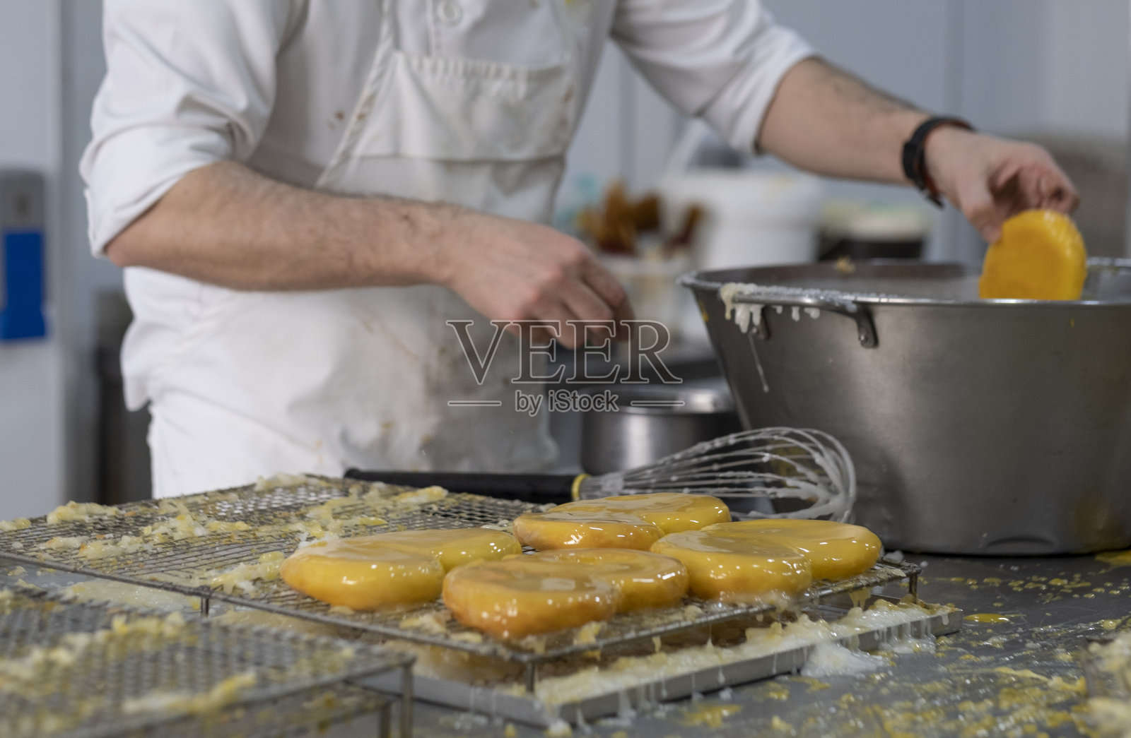 糕点师将蛋糕放在金属托盘上照片摄影图片