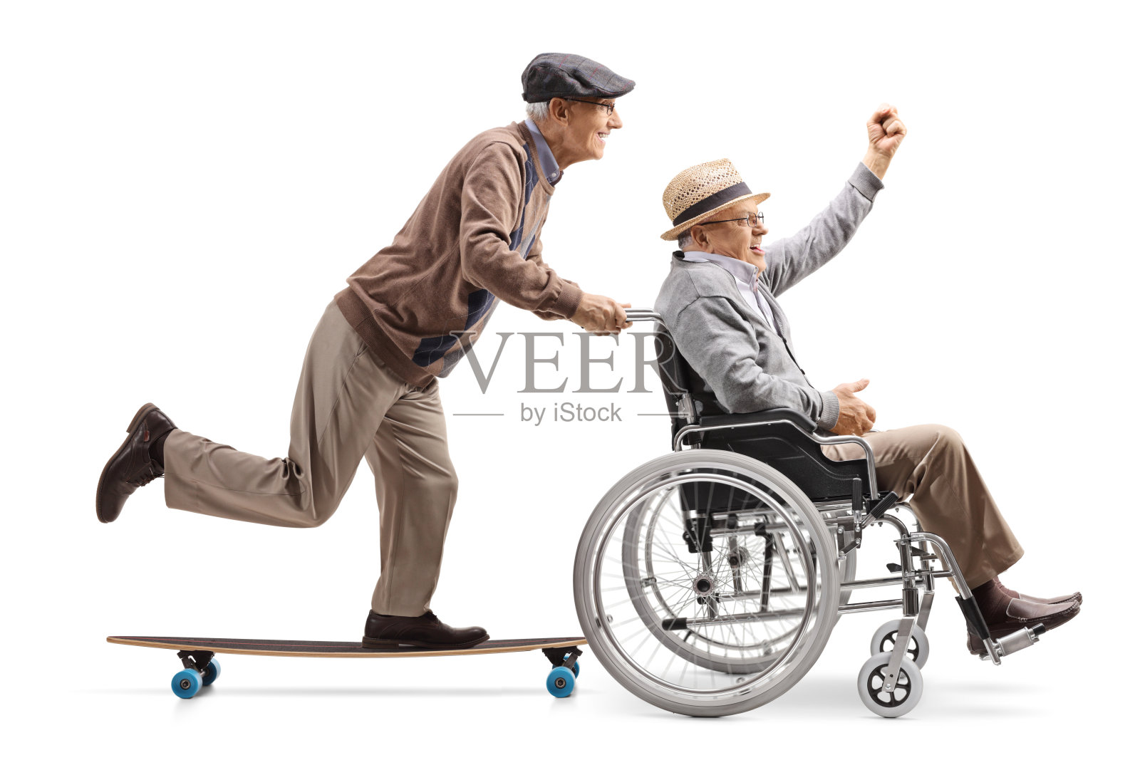 一个坐在长板上的老人在推着一个坐在轮椅上的老人照片摄影图片