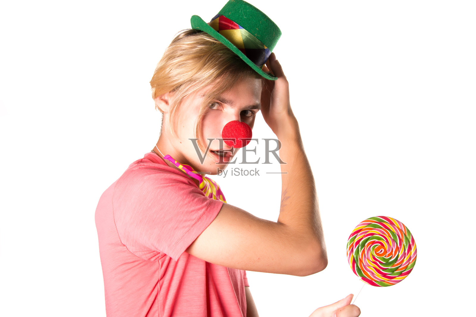 年轻有趣的小丑和糖果。照片摄影图片