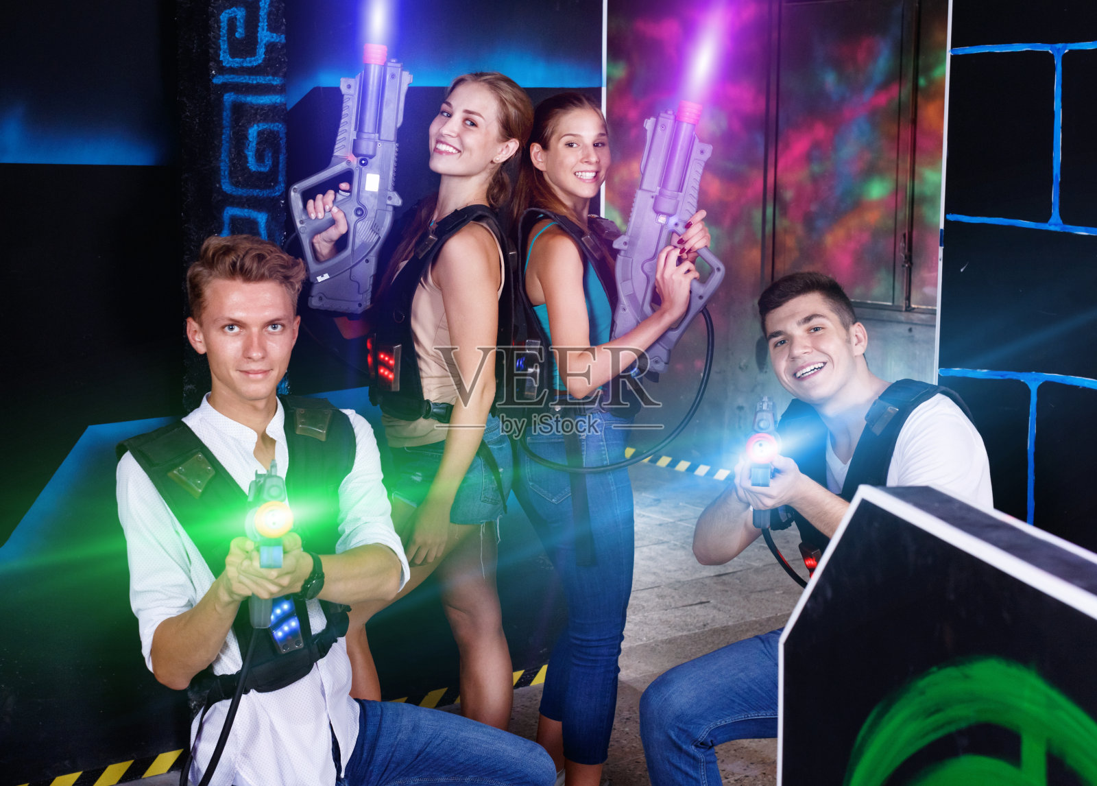 欢乐的年轻人与激光枪在他们的h照片摄影图片