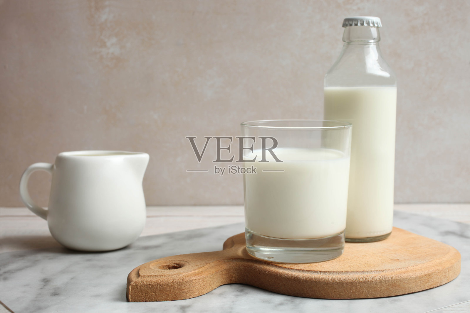 牛奶在玻璃和玻璃瓶,牛奶壶照片摄影图片