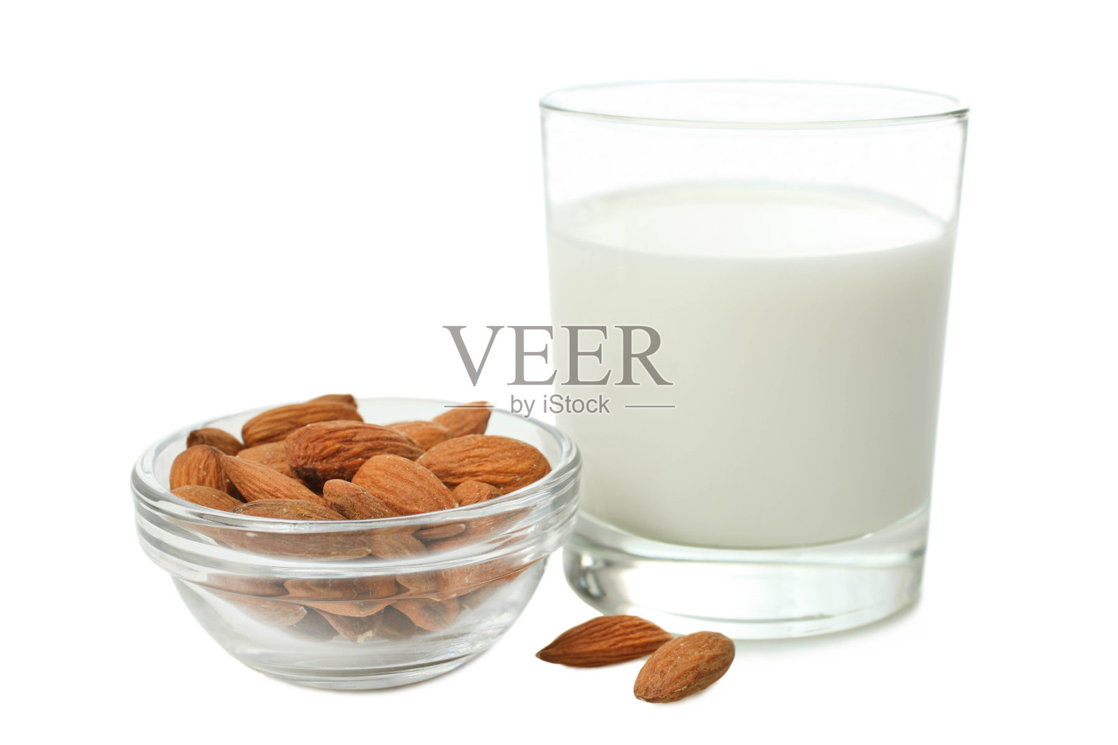 一杯牛奶和杏仁照片摄影图片