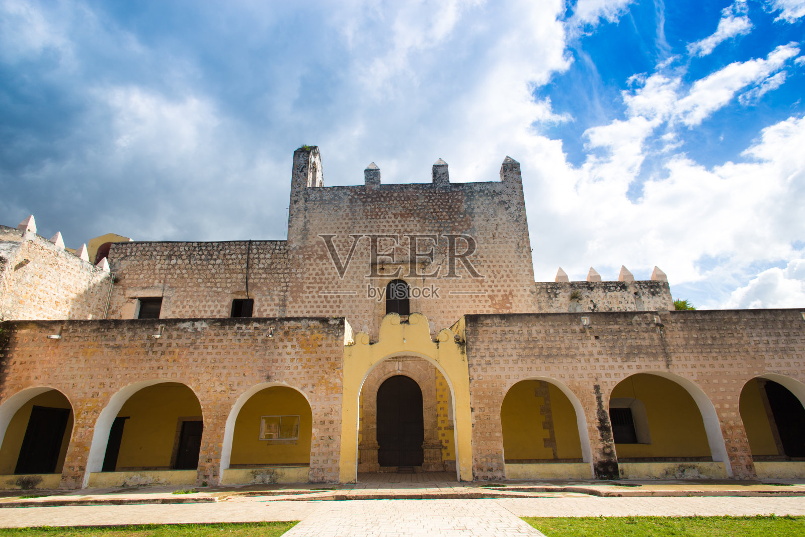 墨西哥尤卡坦半岛的巴利亚多利德:锡耶纳的圣贝纳迪诺修道院照片摄影图片