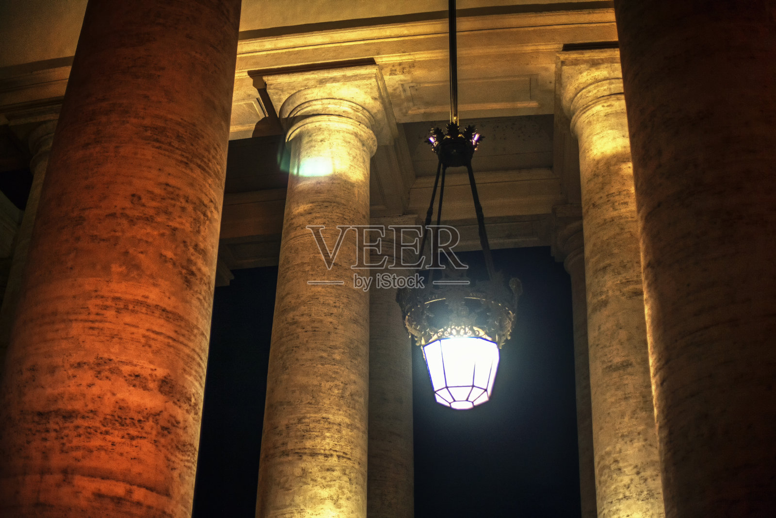 夜间的大柱子照片摄影图片