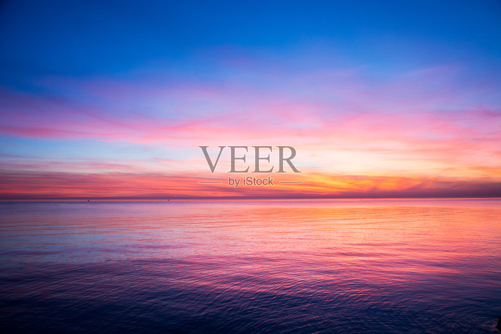 海滩上史诗般的日落照片摄影图片