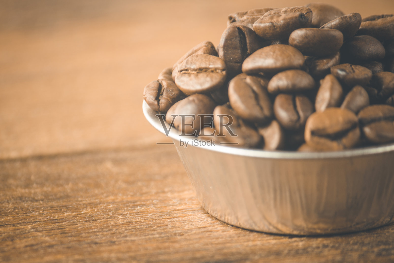 木质背景上的咖啡豆。副本的空间。照片摄影图片