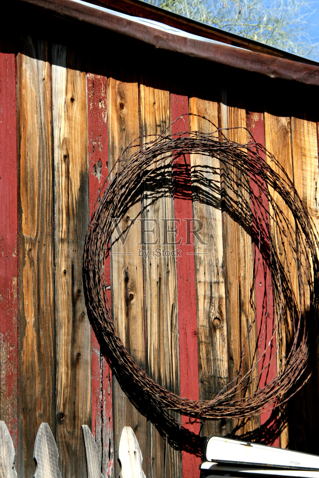 有铁丝网的彩色风化木墙照片摄影图片