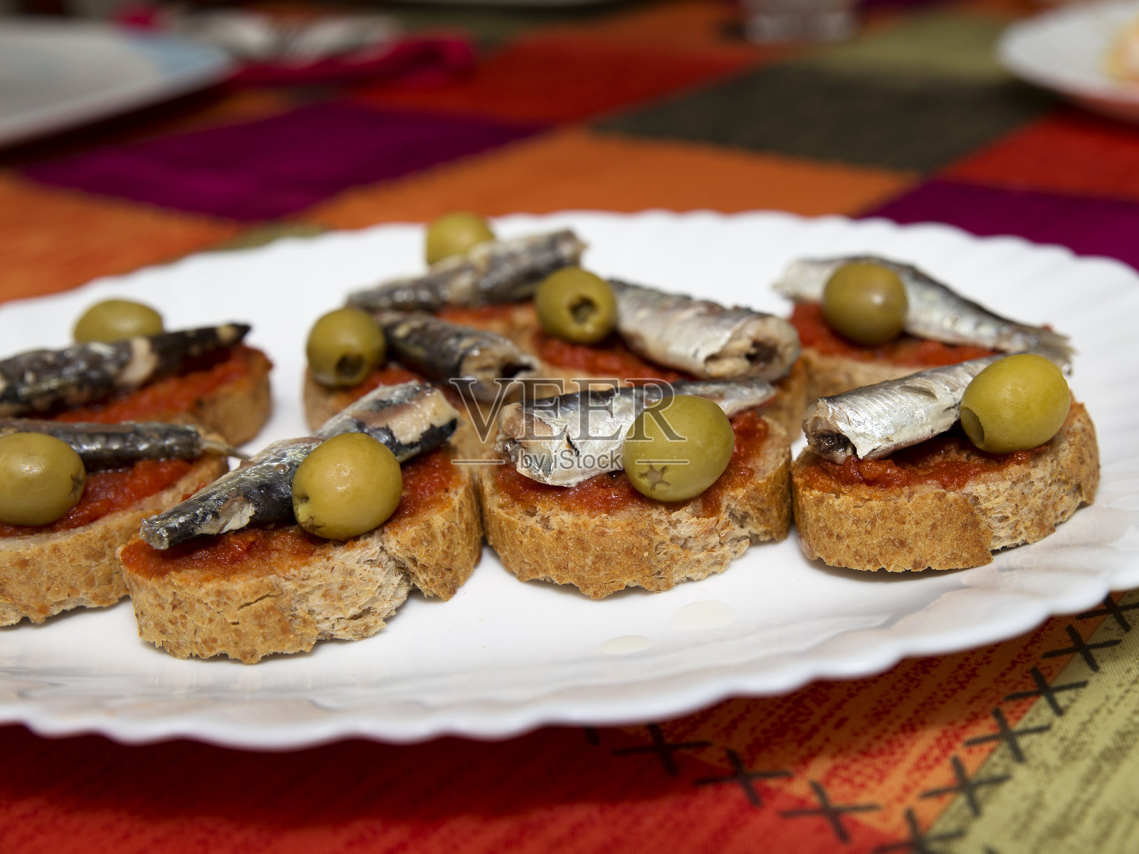 开胃菜,面包上有沙丁鱼和橄榄照片摄影图片