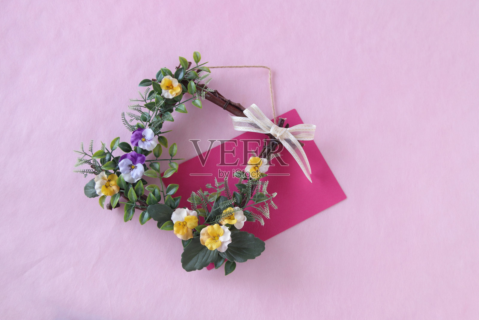 三色堇的方形花环照片摄影图片