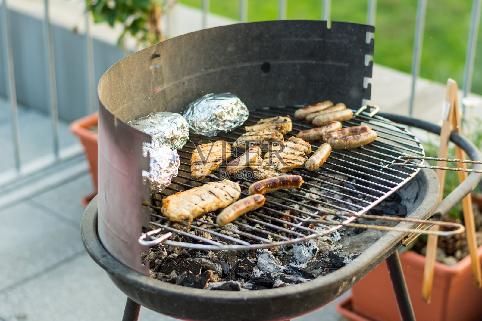 烤着香肠和肉。照片摄影图片