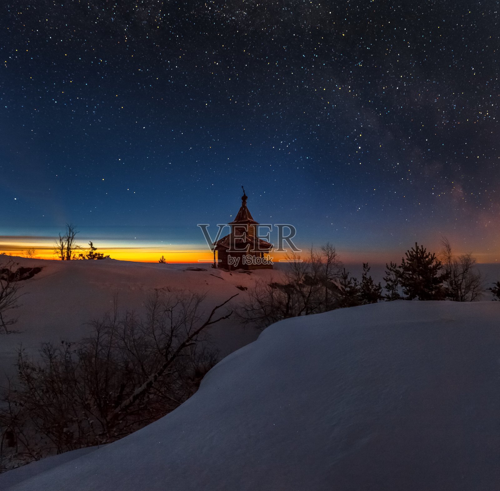 拉多加湖的冬夜。教堂。照片摄影图片