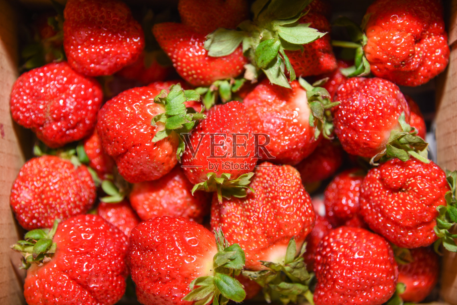 新鲜成熟的完美草莓盒-食物框架背景。照片摄影图片