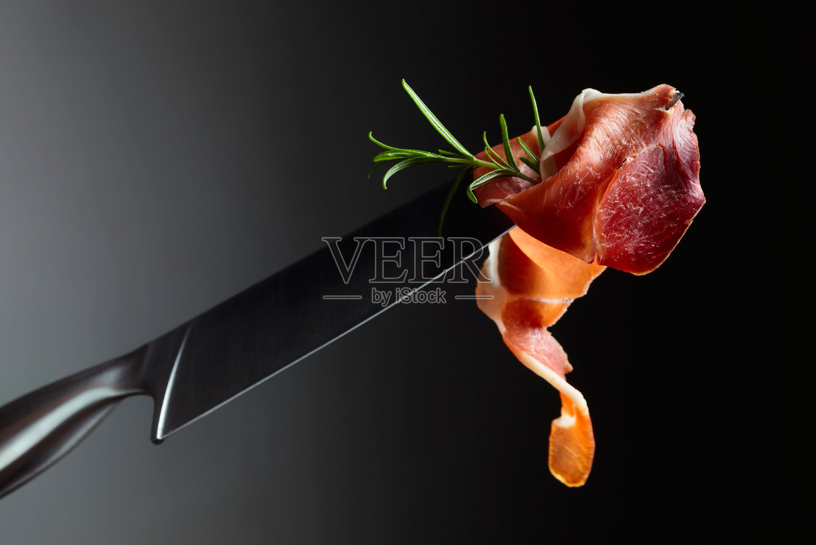 迷迭香熏火腿。照片摄影图片