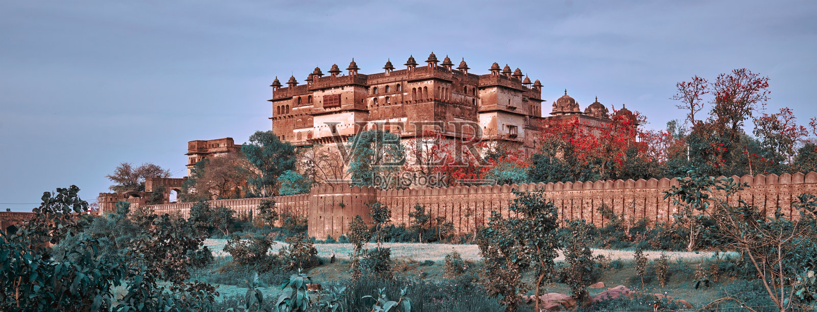 贾汉吉尔·玛哈尔,贾汉吉尔城堡,奥查宫,城堡。Jahangir Mahal是位于印度中央邦Tikamgarh区的奥尔恰的要塞和驻军。外部视图。照片摄影图片